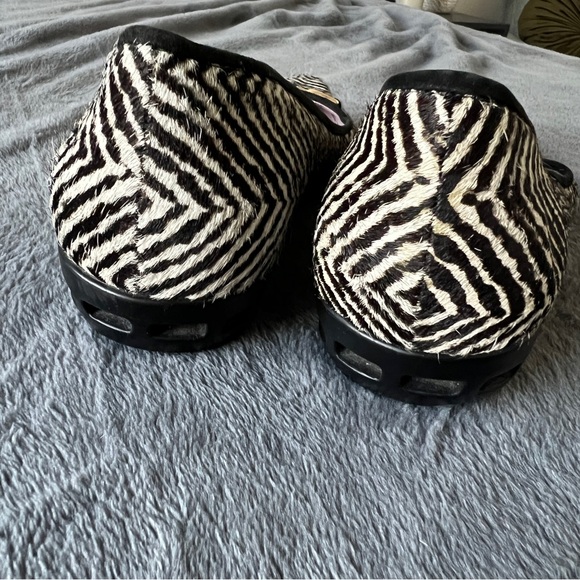 ✨Cole Haan Women's Zebra Pattern Flats with Gold Accents - Picture 7 of 8